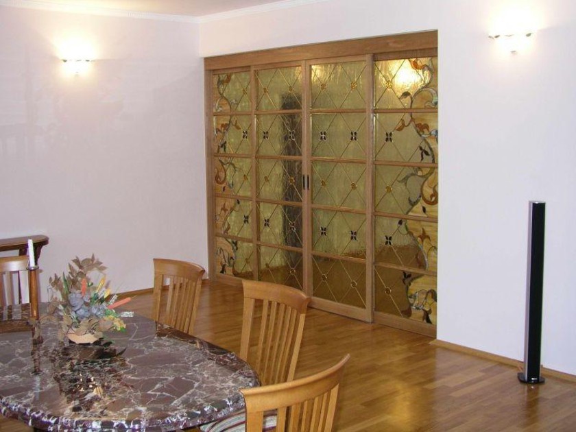 Перегородка для гостиной с цветным стеклом и декоративными вставками Калуга
