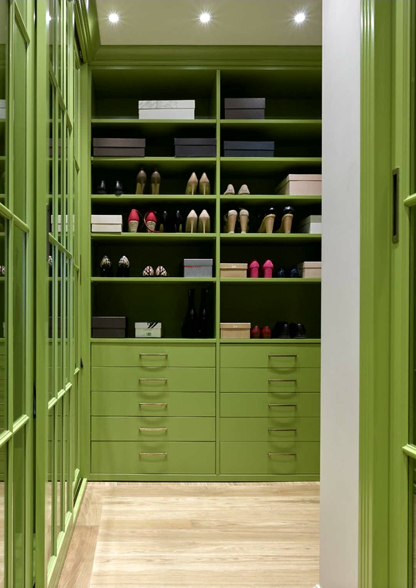 Г-образная гардеробная комната в зеленом цвете Калуга