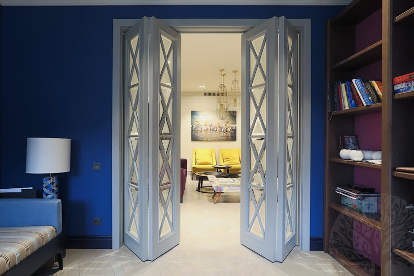 Двери гармошка  для гостиной со стеклами с разделителями Калуга