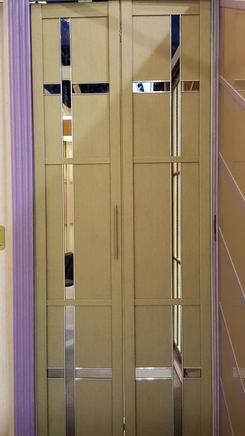 Двери гармошка шпонированные с зеркальным декором Калуга