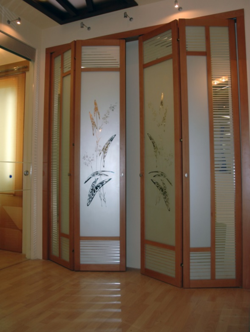 Широкие двери гармошка с матовым стеклом и рисунком Калуга