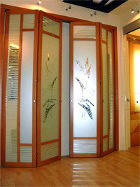 Двери гармошка с матовым рисунком цветок Калуга