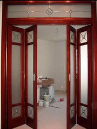 Дверь гармошка с декоративными стеклянными вставками Калуга